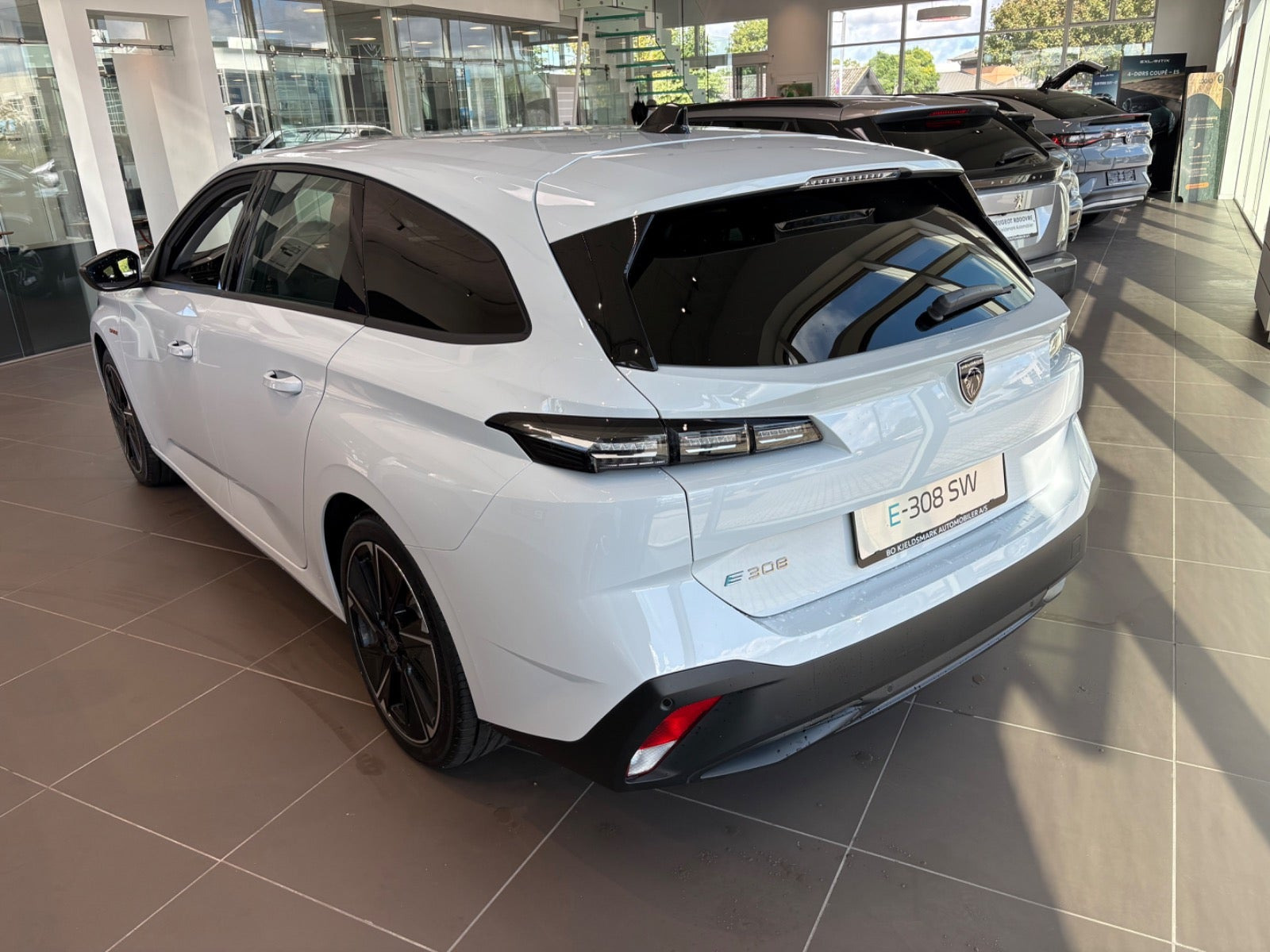 Hvid Peugeot E-308 fra 2025