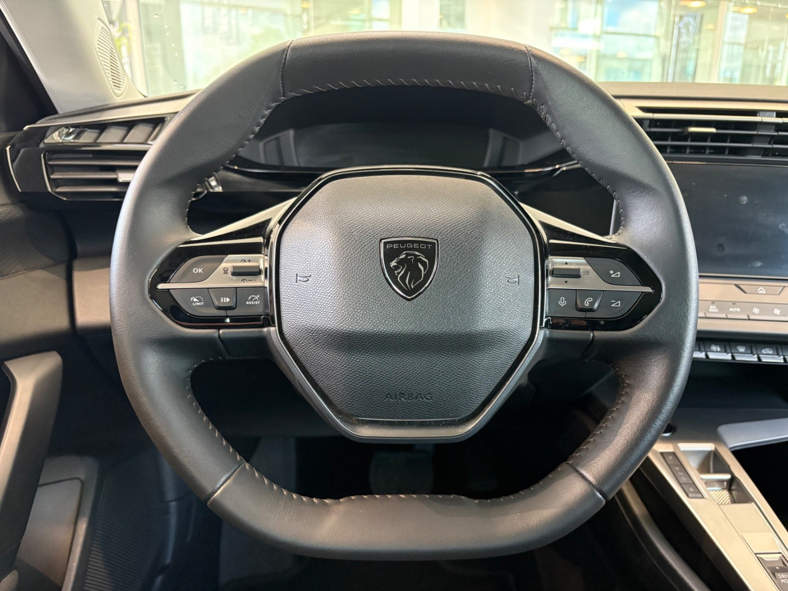 Hvid Peugeot E-308 fra 2025