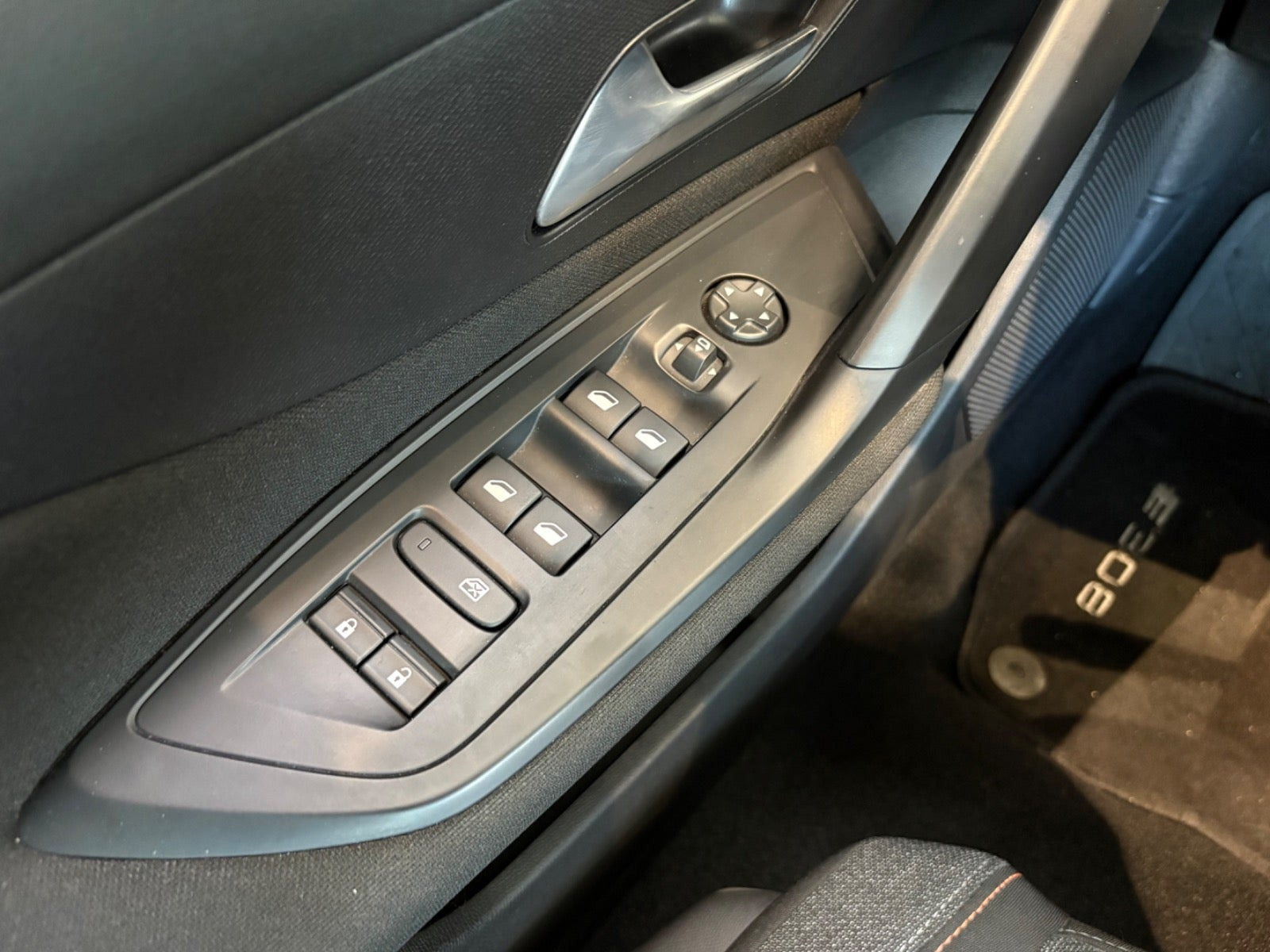 Hvid Peugeot E-308 fra 2025
