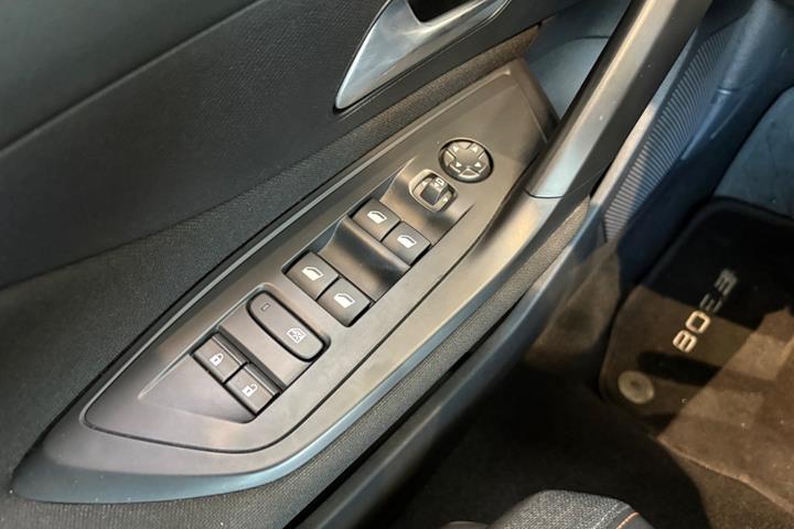 Hvid Peugeot E-308 fra 2025