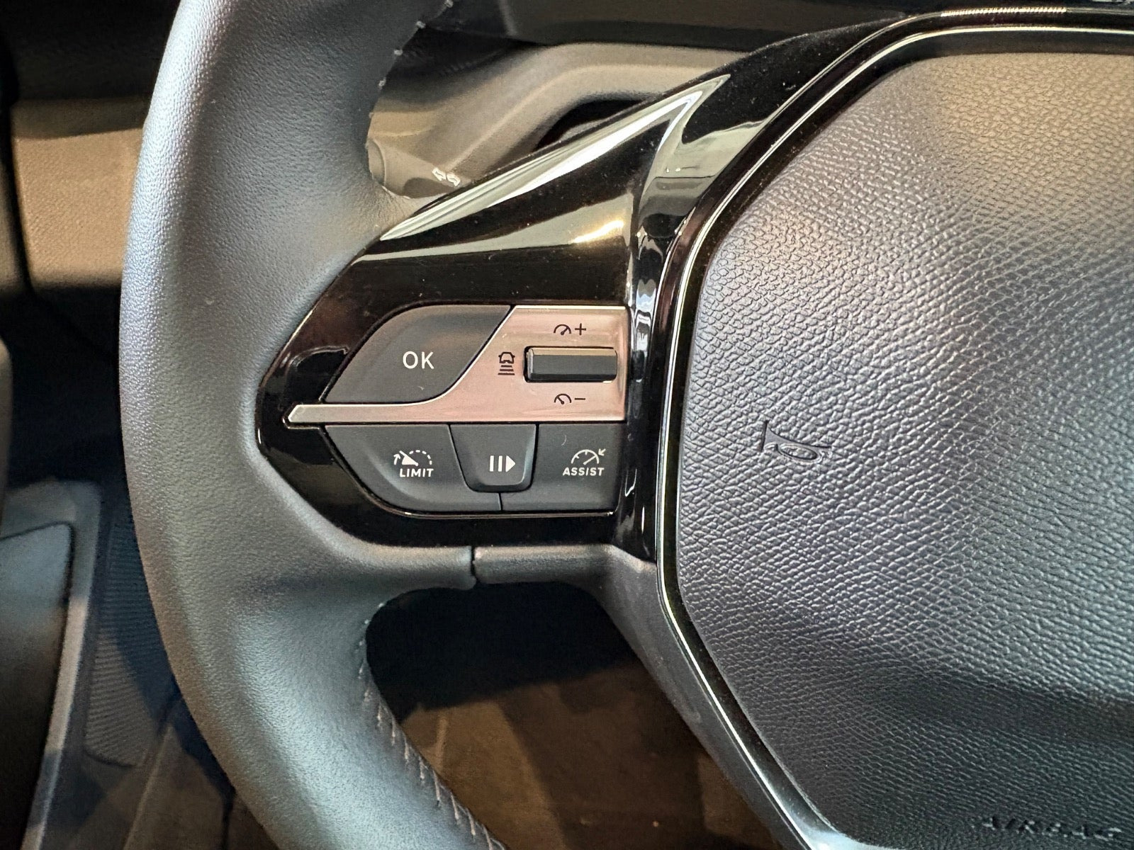Hvid Peugeot E-308 fra 2025