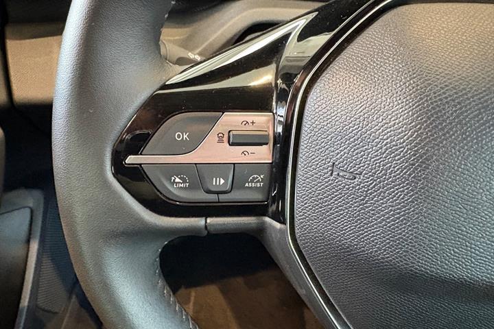 Hvid Peugeot E-308 fra 2025