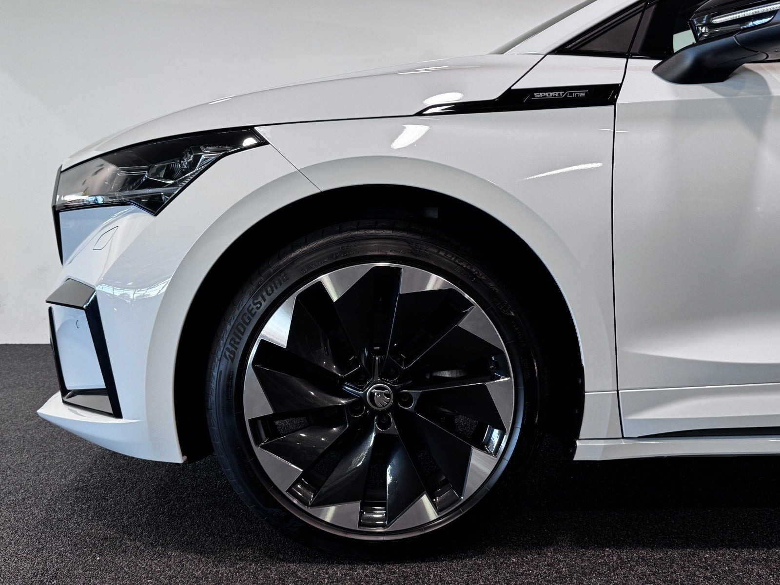 Hvid Skoda Enyaq fra 2023