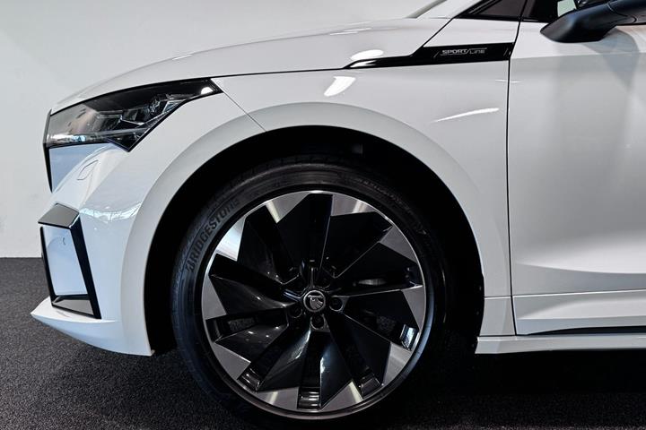 Hvid Skoda Enyaq fra 2023