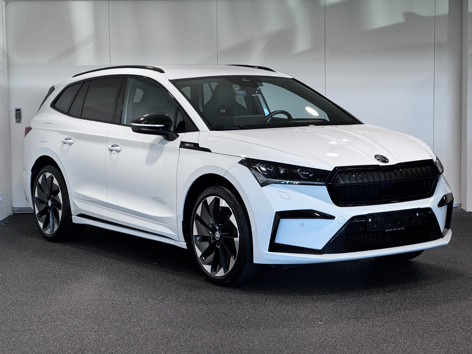 Hvid Skoda Enyaq fra 2023