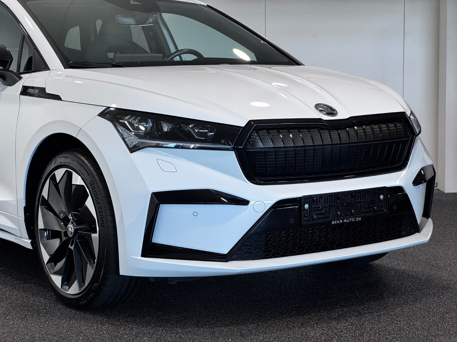 Hvid Skoda Enyaq fra 2023