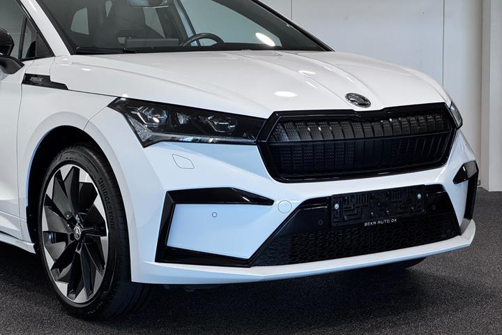 Hvid Skoda Enyaq fra 2023