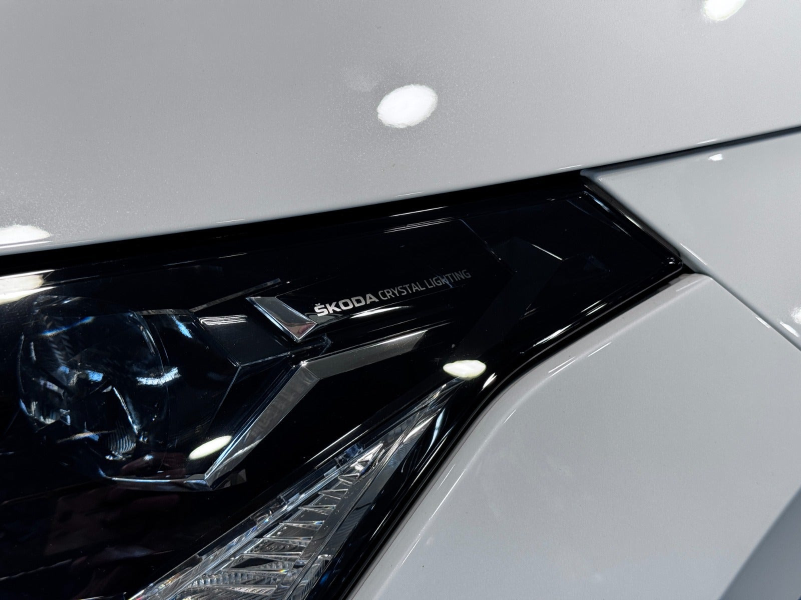 Hvid Skoda Enyaq fra 2023