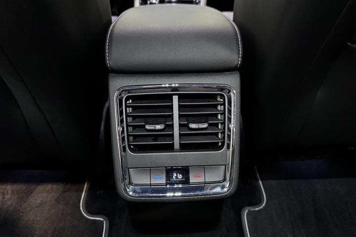 Hvid Skoda Enyaq fra 2023
