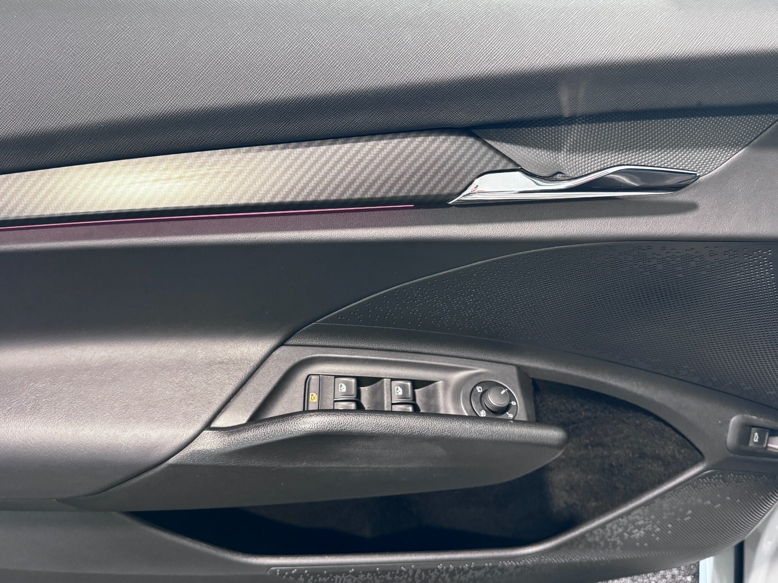Hvid Skoda Enyaq fra 2023