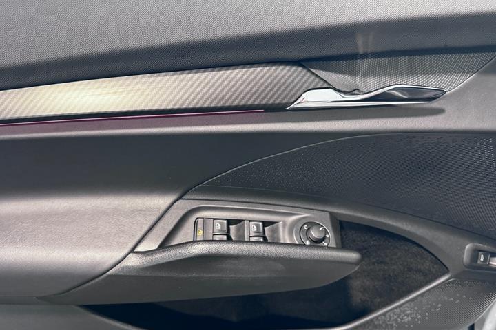 Hvid Skoda Enyaq fra 2023