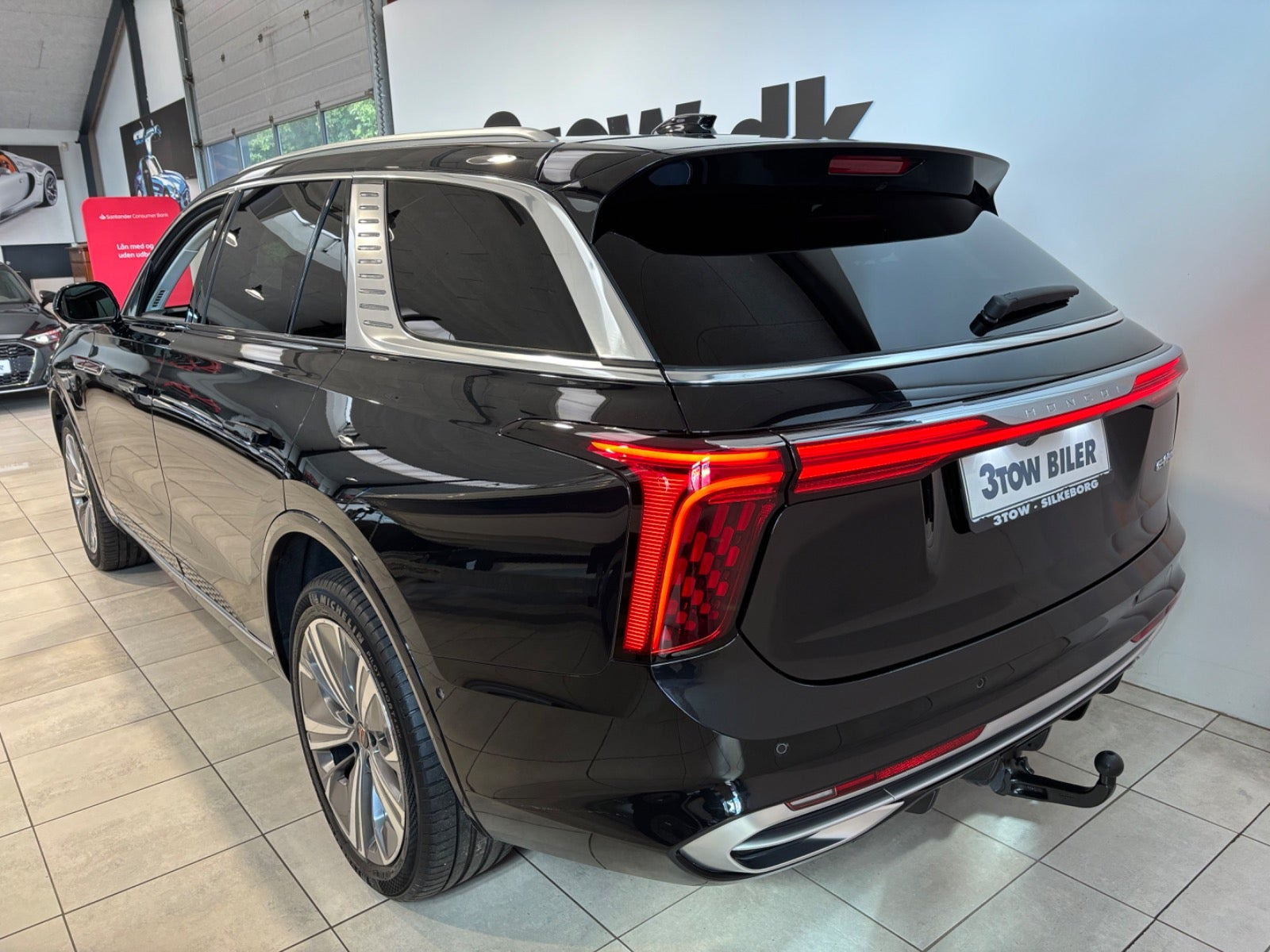 Sort Hongqi E-HS9 fra 2024