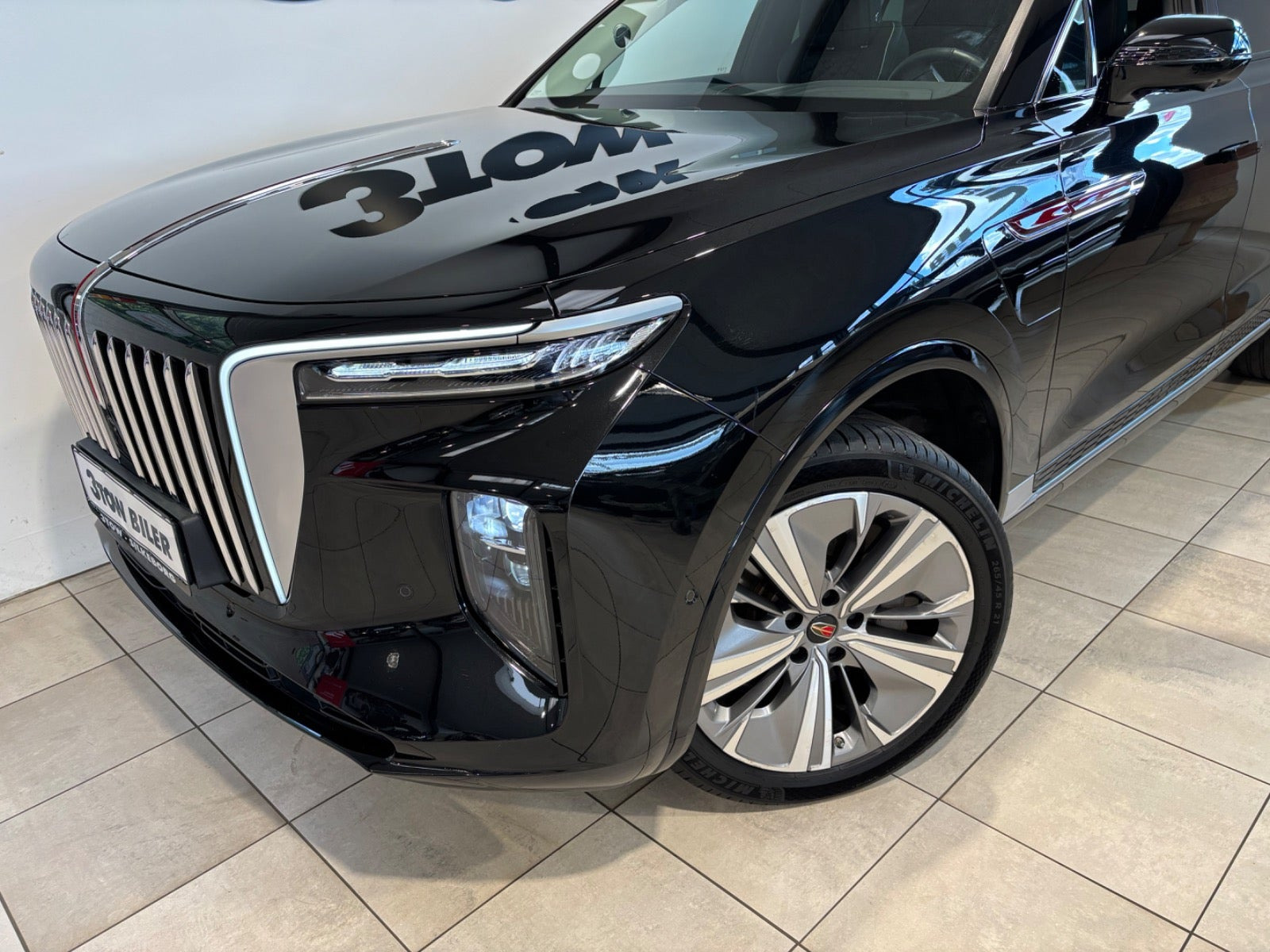 Sort Hongqi E-HS9 fra 2024