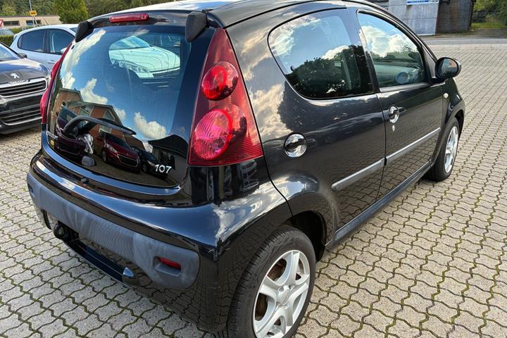 Sort Peugeot 107 fra 2014