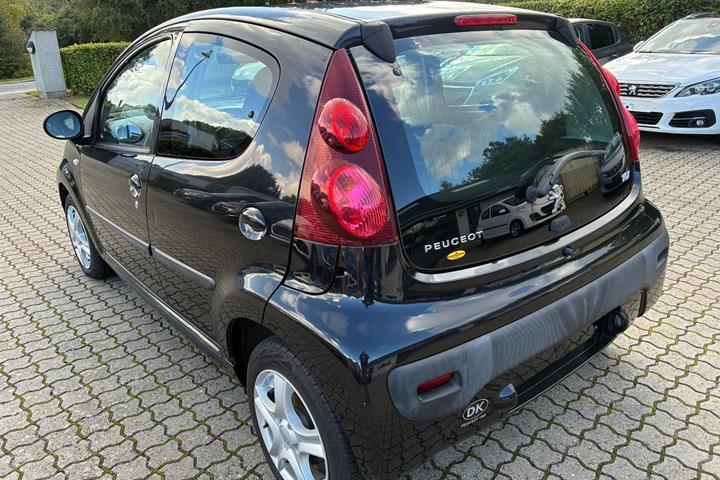 Sort Peugeot 107 fra 2014