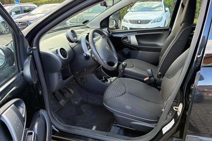 Sort Peugeot 107 fra 2014