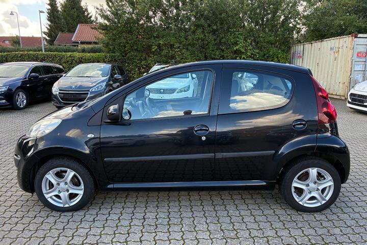 Sort Peugeot 107 fra 2014