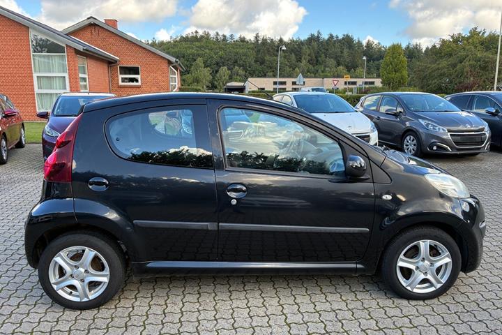 Sort Peugeot 107 fra 2014