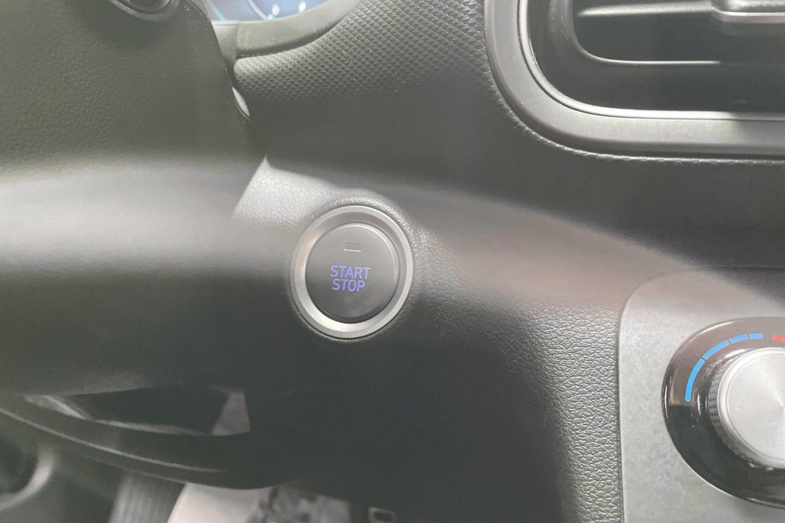Blå Hyundai Kona fra 2023