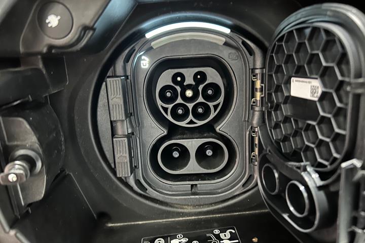 Sort Mercedes EQB250+ fra 2025