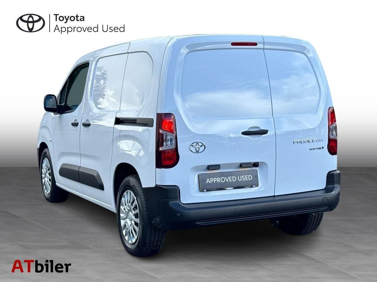 Hvid Toyota Proace City Electric fra 2026