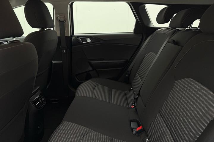 Hvid Kia Ceed fra 2023