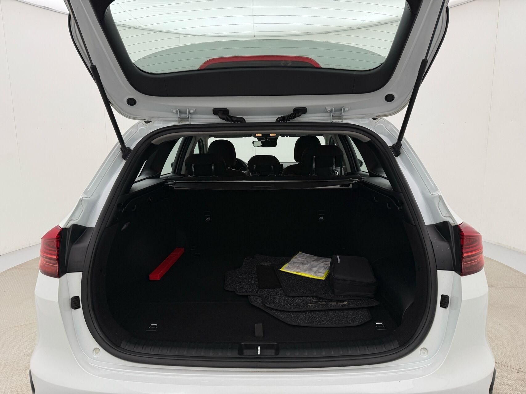 Hvid Kia Ceed fra 2023