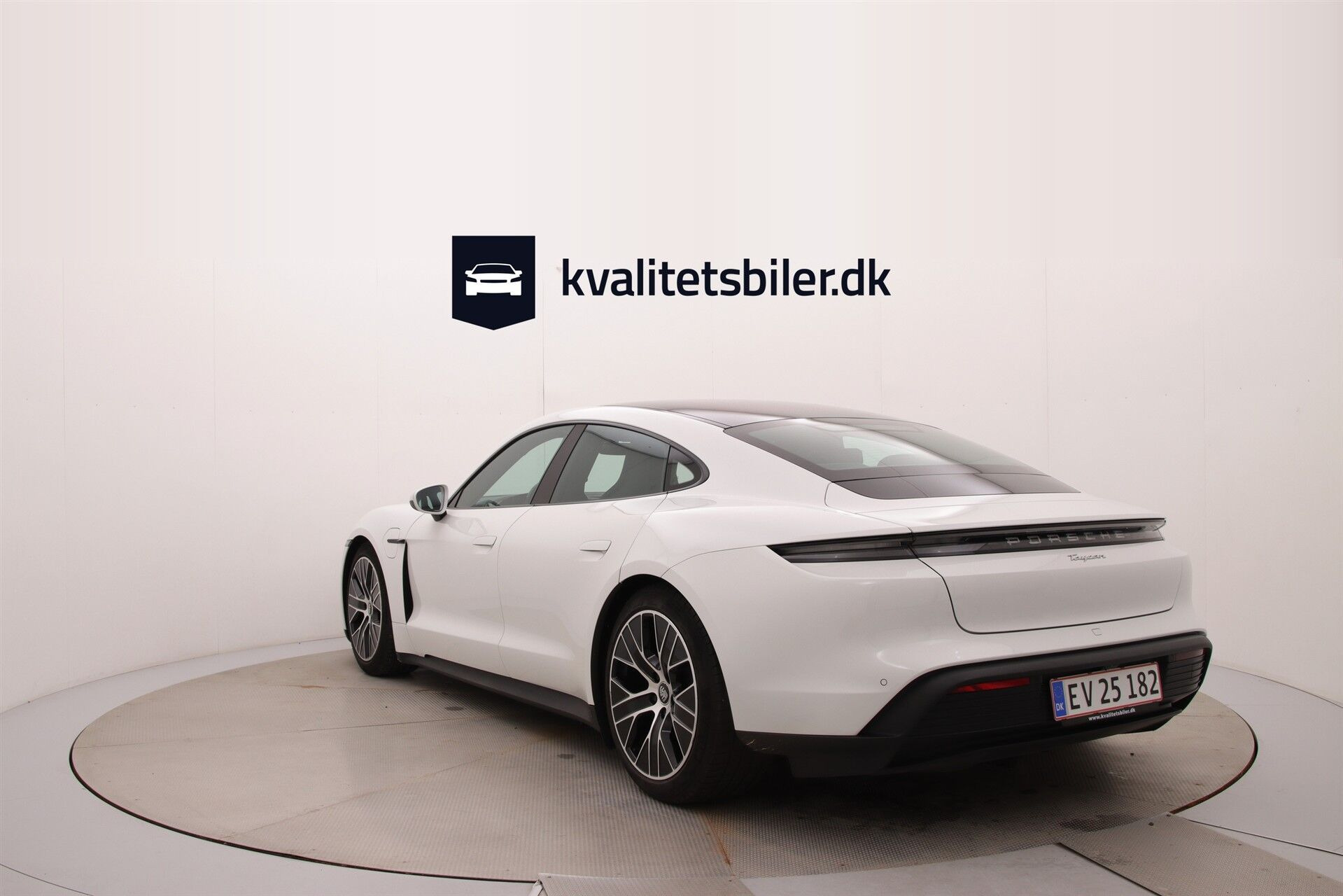Hvid Porsche Taycan fra 2022