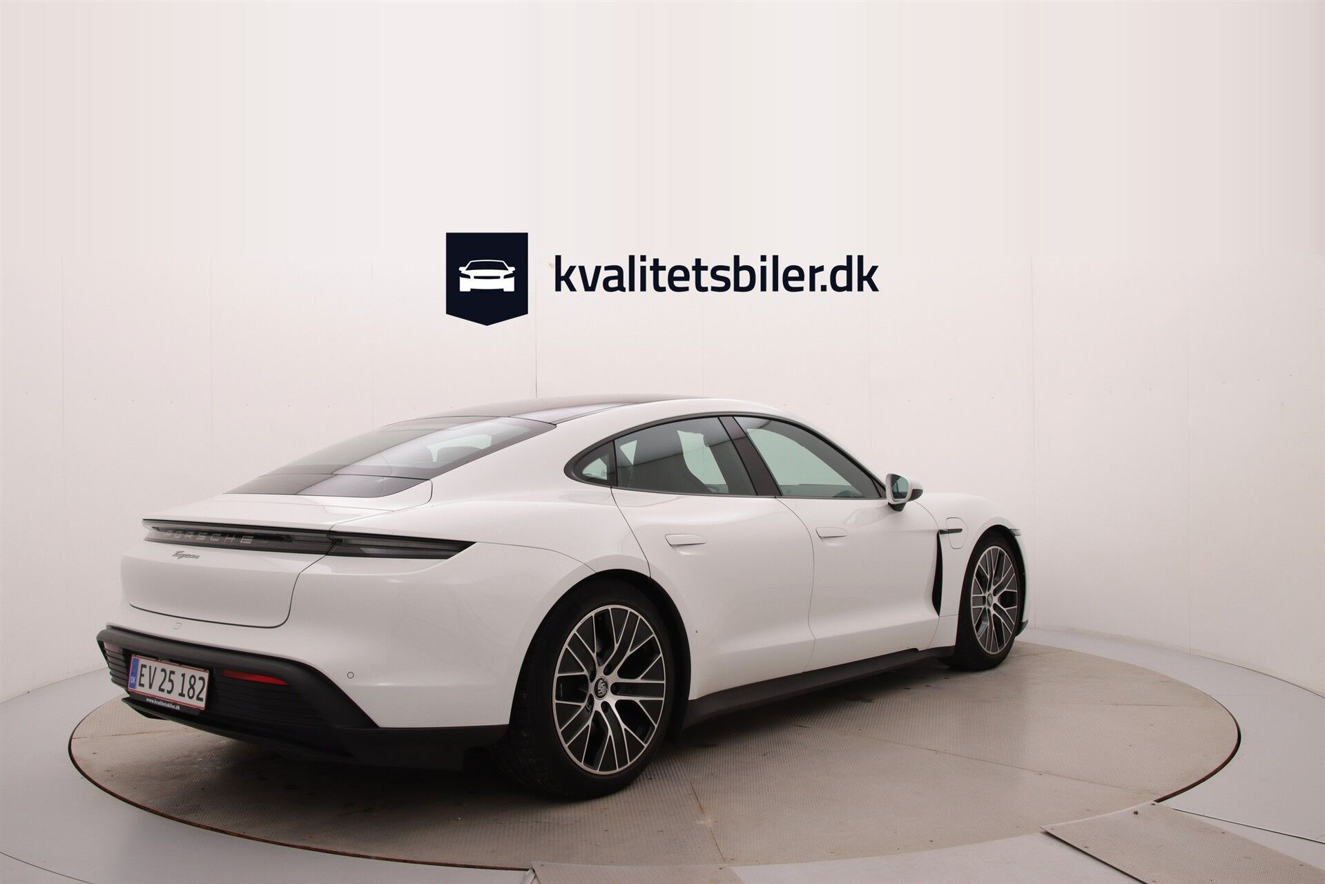 Hvid Porsche Taycan fra 2022