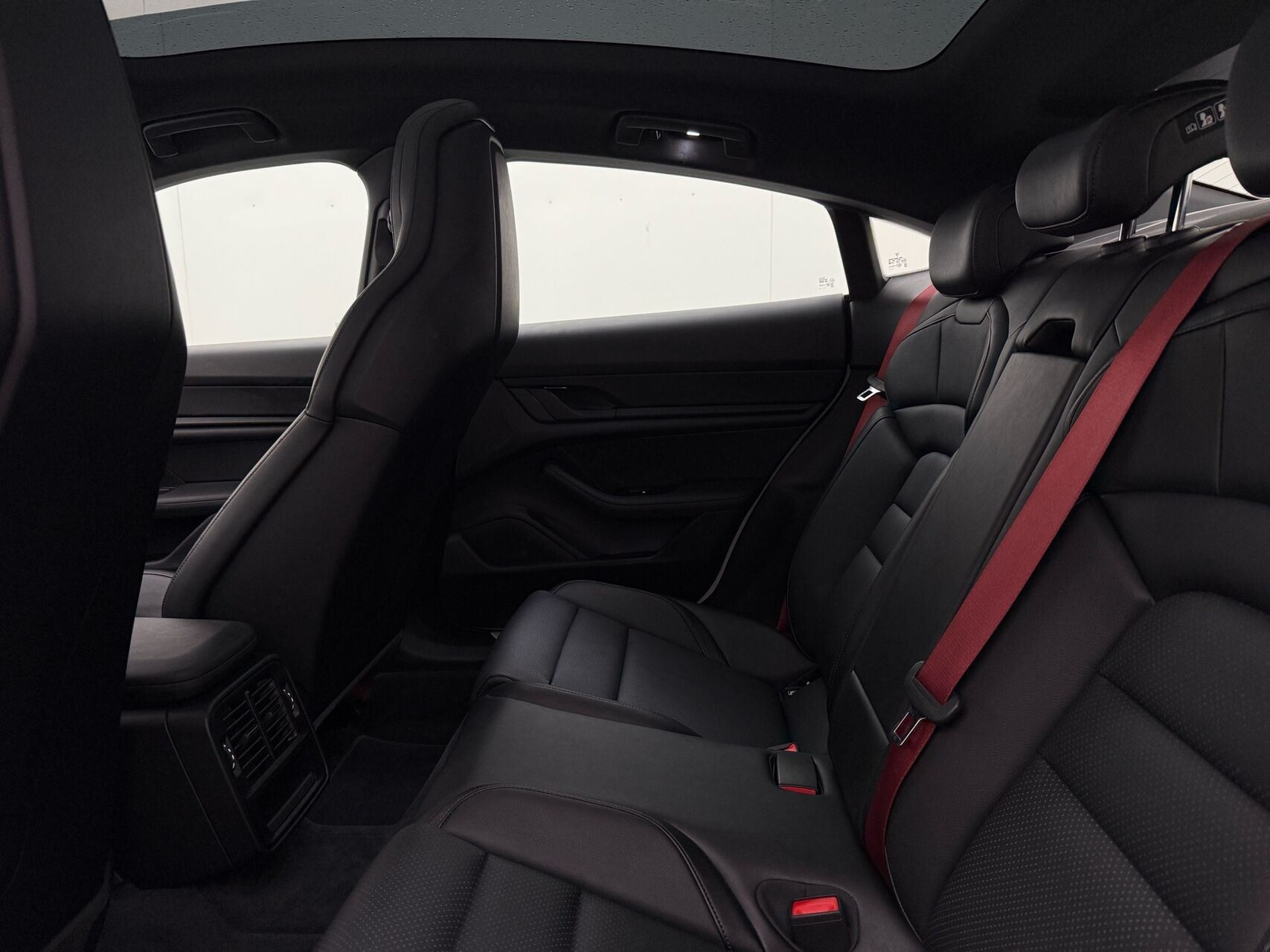 Hvid Porsche Taycan fra 2022