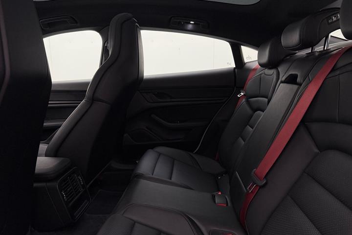 Hvid Porsche Taycan fra 2022