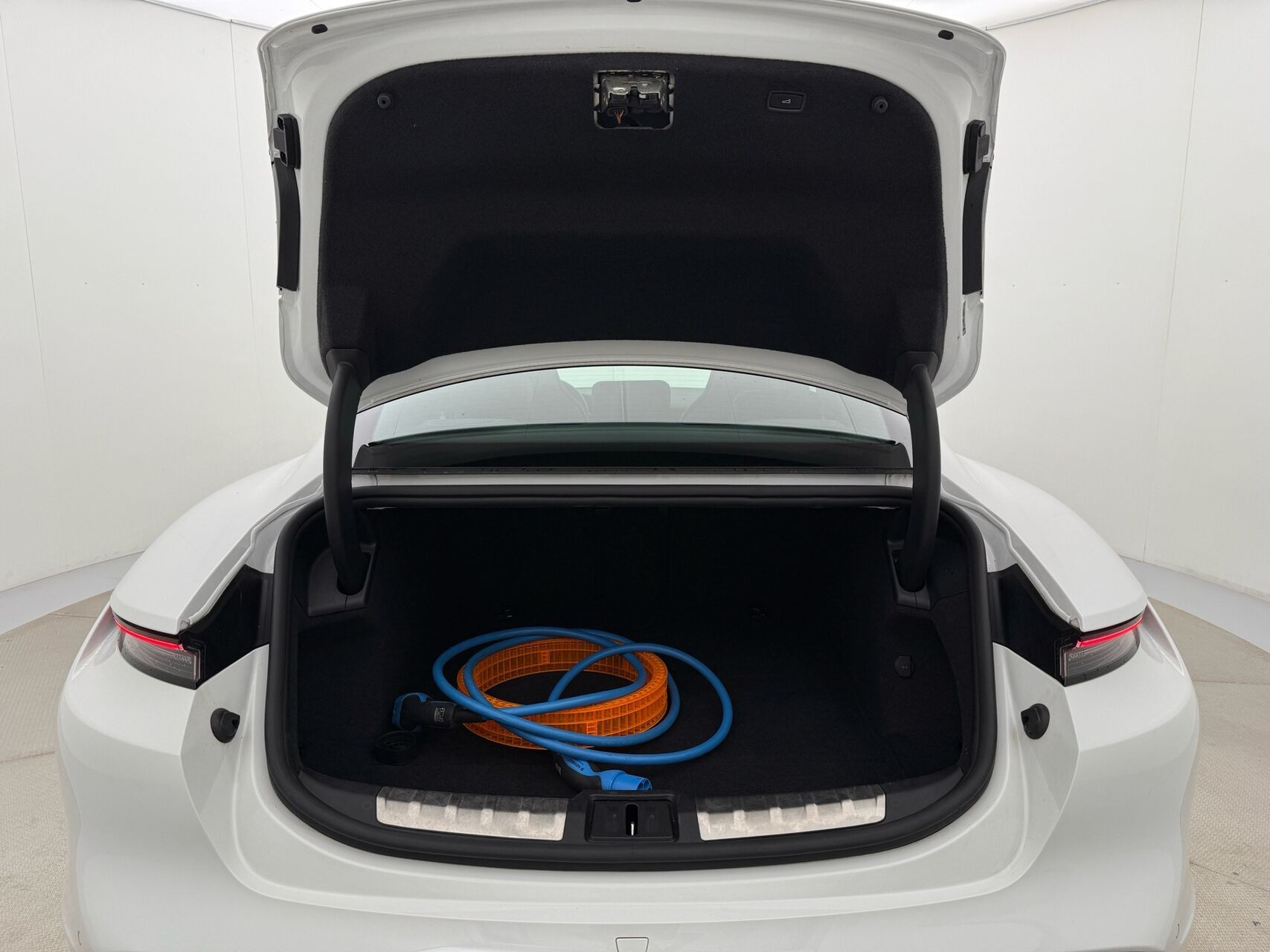 Hvid Porsche Taycan fra 2022