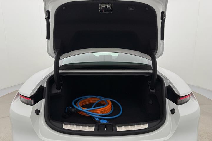 Hvid Porsche Taycan fra 2022
