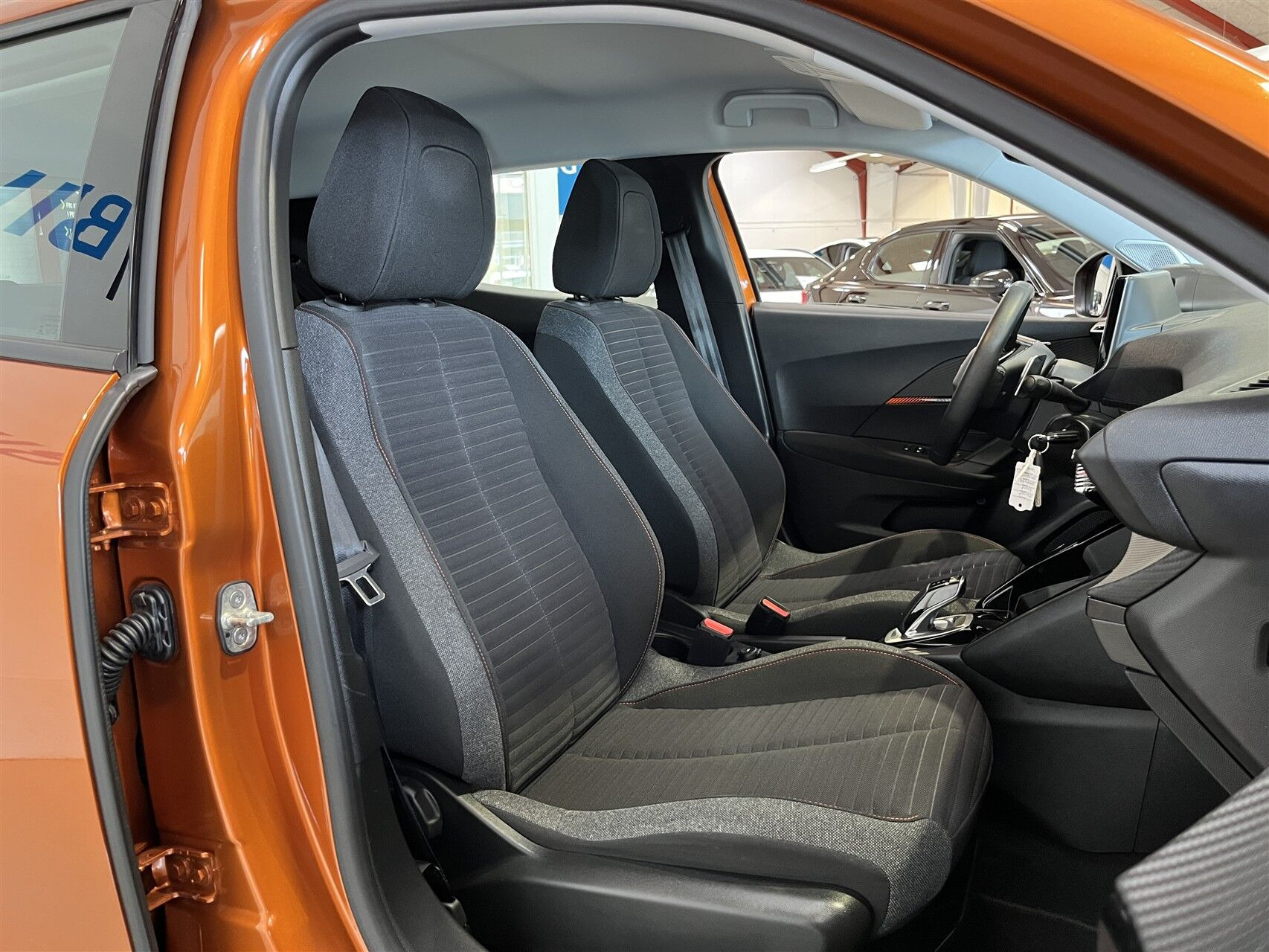 Orange Peugeot 2008 fra 2021