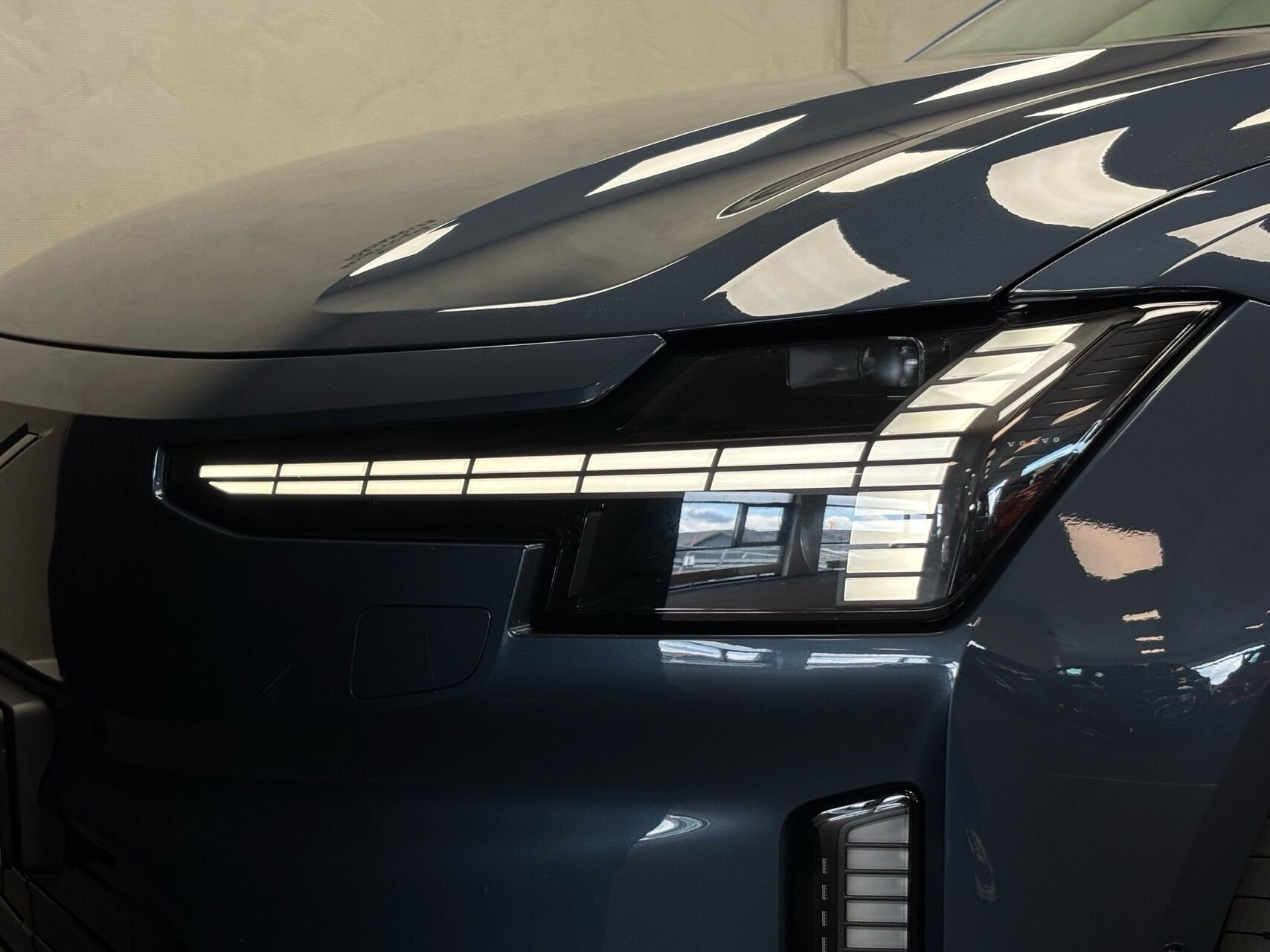 Blå Volvo ES90 fra 2026