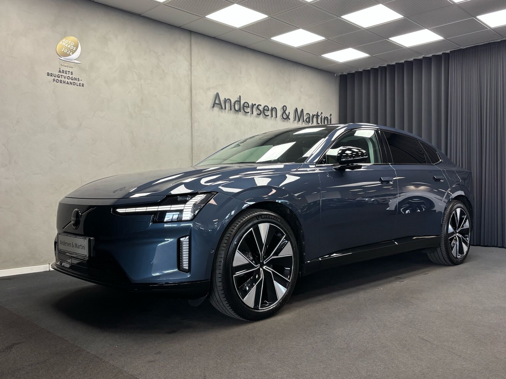 Blå Volvo ES90 fra 2026