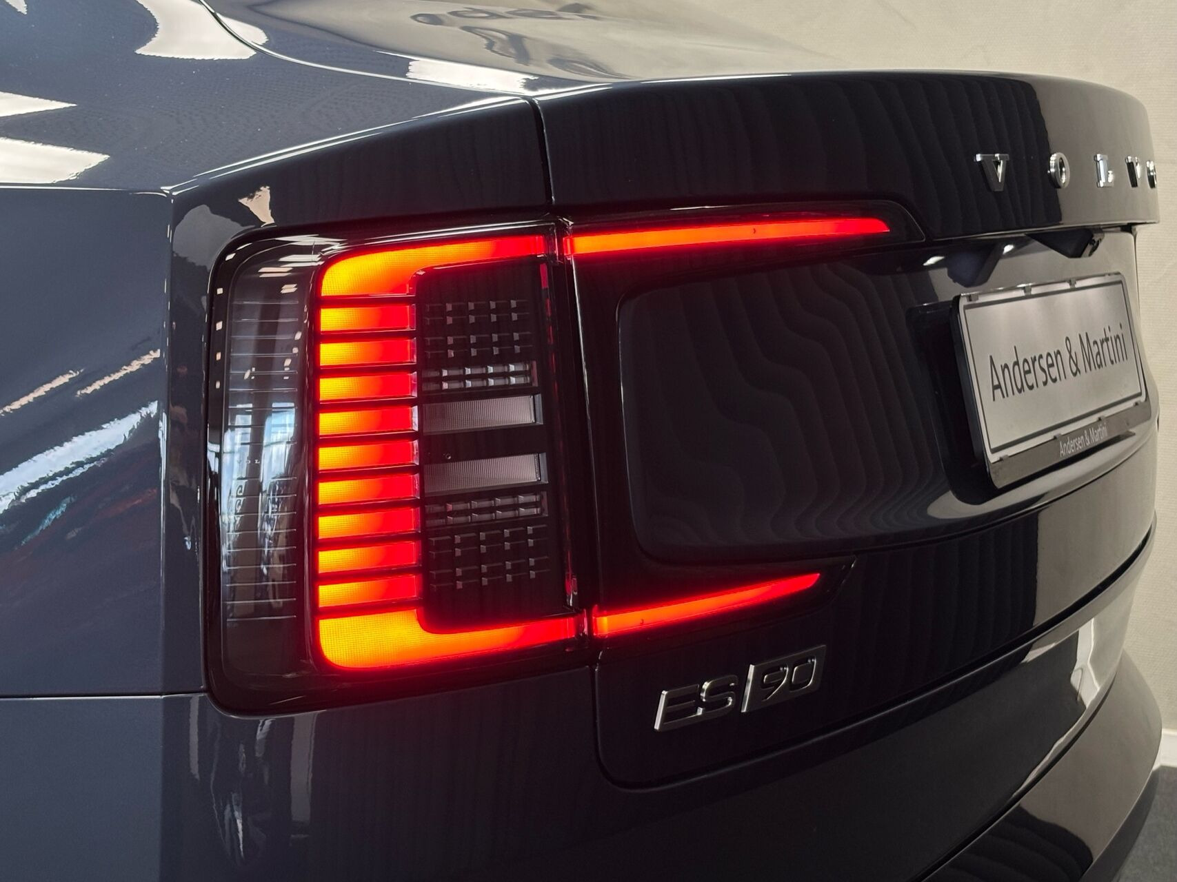 Blå Volvo ES90 fra 2026