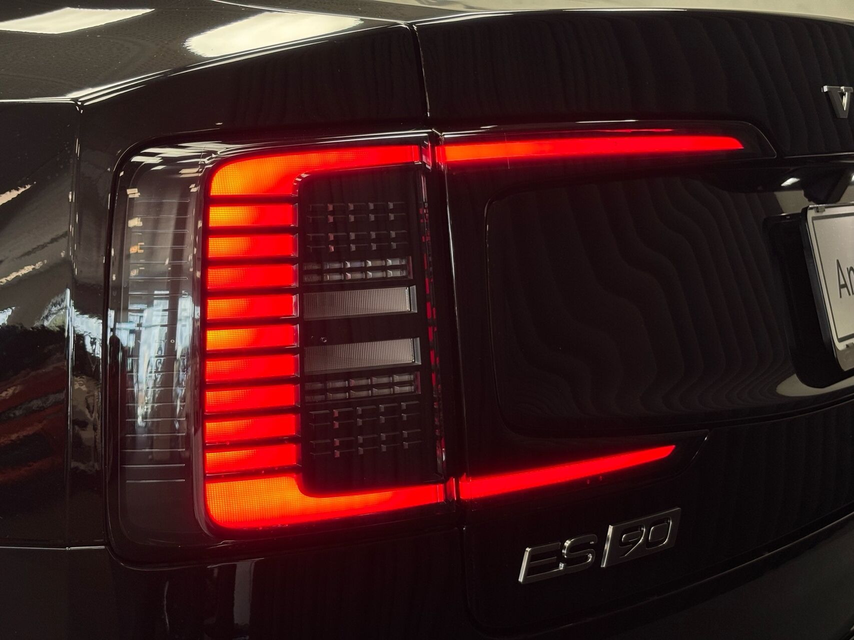 Sort Volvo ES90 fra 2026