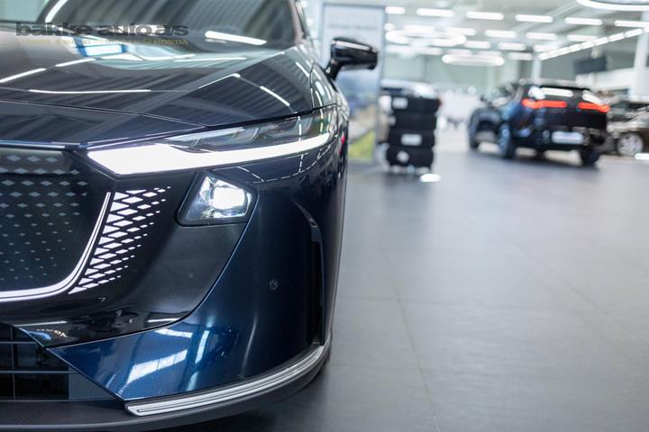 Blå Mazda 6e fra 2025