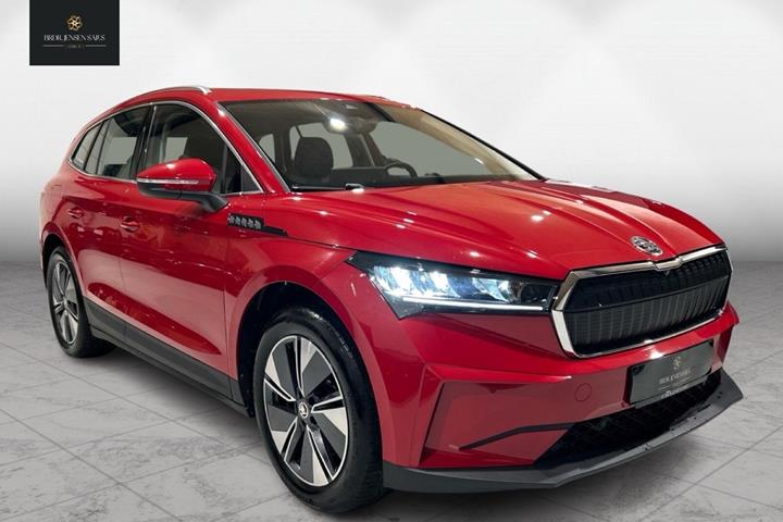 Rød Skoda Enyaq fra 2024 set udefra