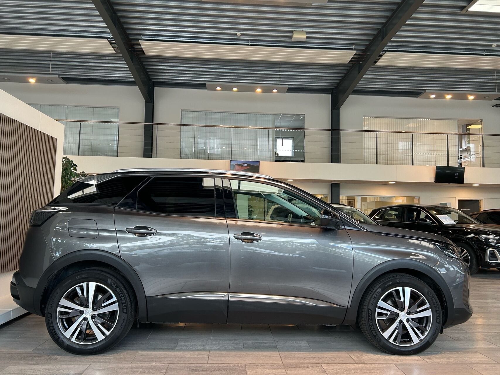 Grå Peugeot 3008 fra 2021
