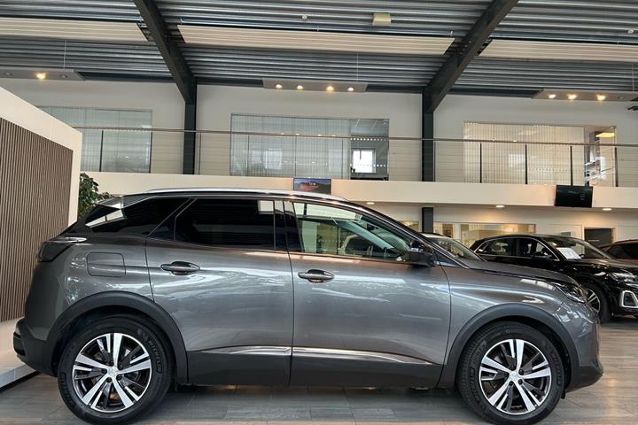 Grå Peugeot 3008 fra 2021