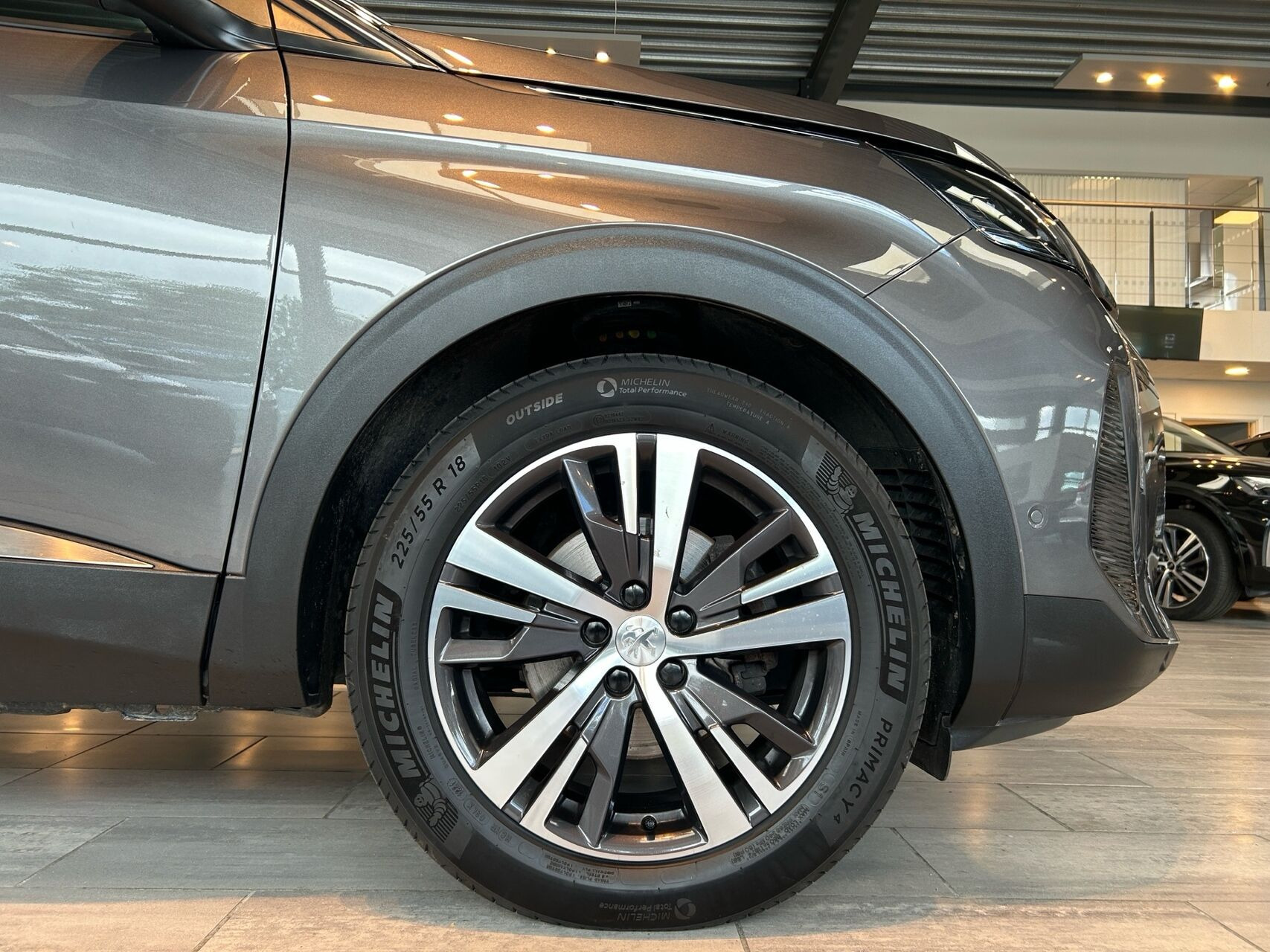 Grå Peugeot 3008 fra 2021