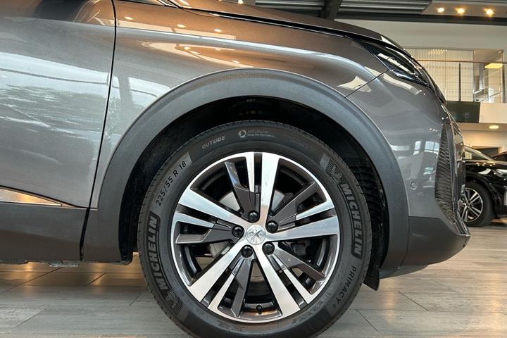 Grå Peugeot 3008 fra 2021