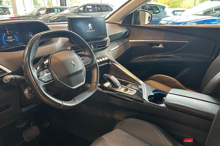 Grå Peugeot 3008 fra 2021