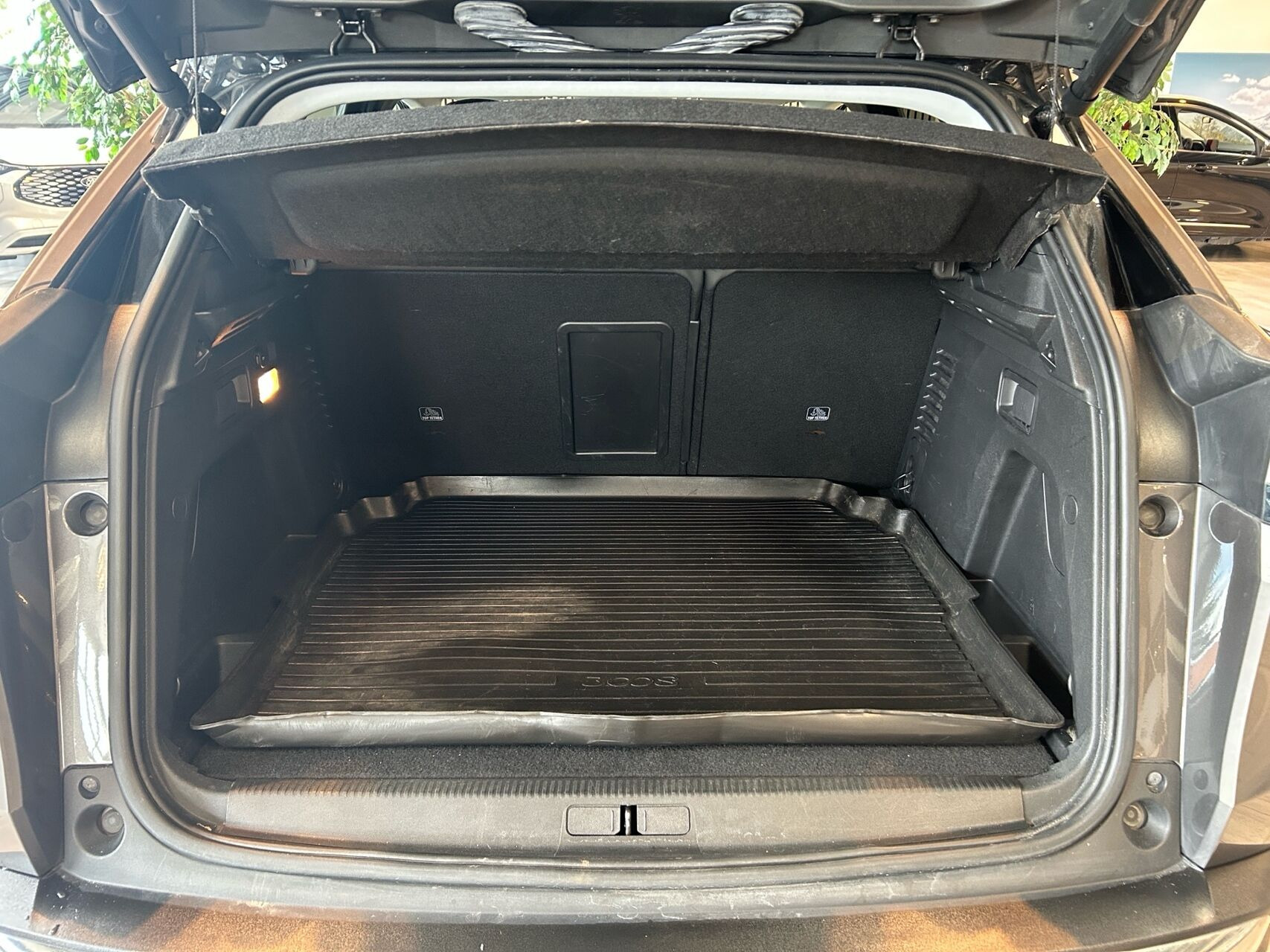 Grå Peugeot 3008 fra 2021
