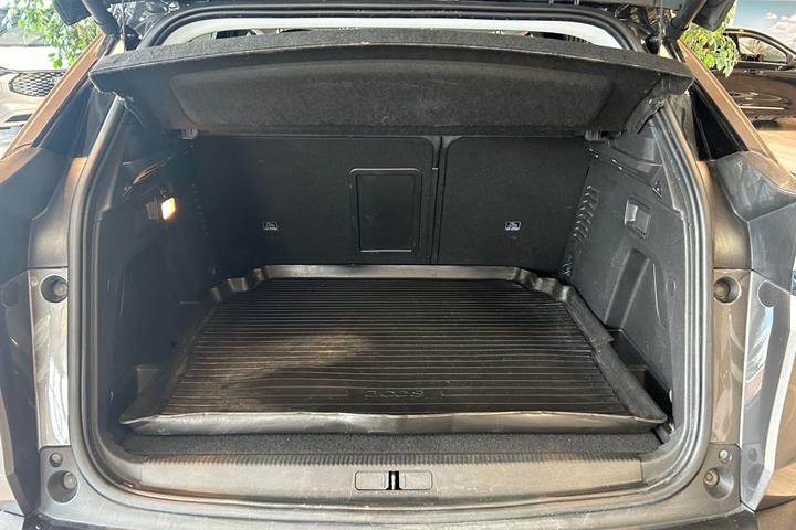 Grå Peugeot 3008 fra 2021
