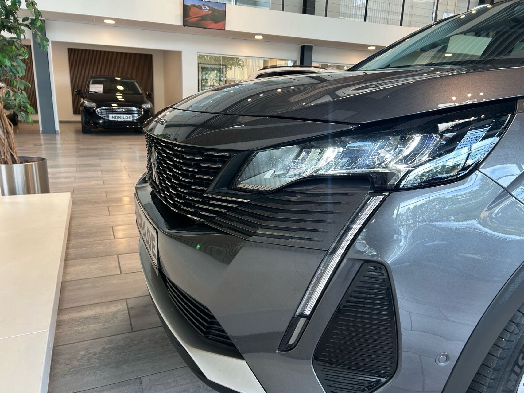 Grå Peugeot 3008 fra 2021