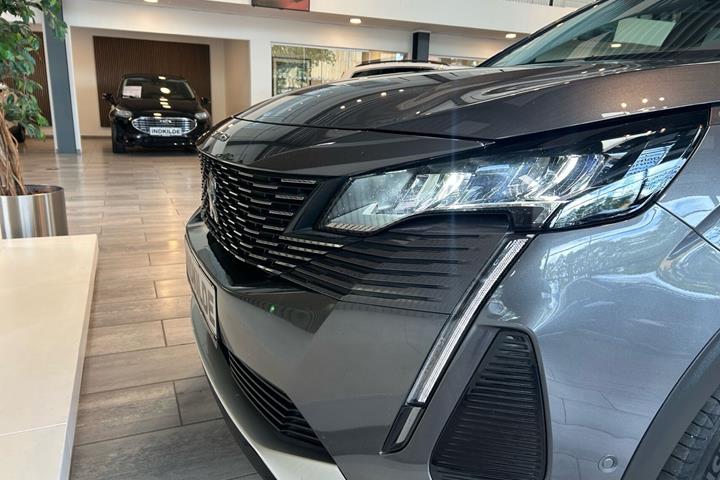 Grå Peugeot 3008 fra 2021