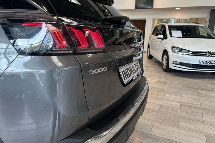 Grå Peugeot 3008 fra 2021
